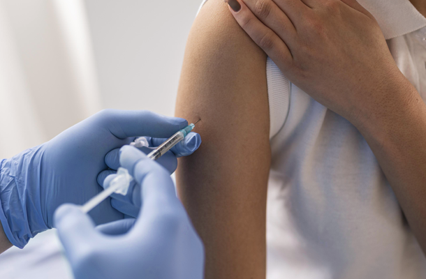 Mdeidoc che vaccina una persona